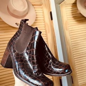 FLASH SALE ✨Vintage GUESS Crocodile Leather Chelsea ankle Boots chocolate brown